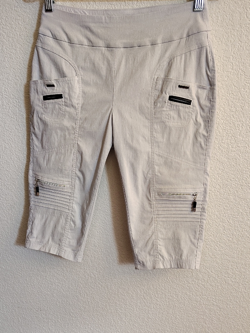 jamie sadock Light Gray Black Trim Golf Capri Size 4 Shorts Logo Detail B8 X